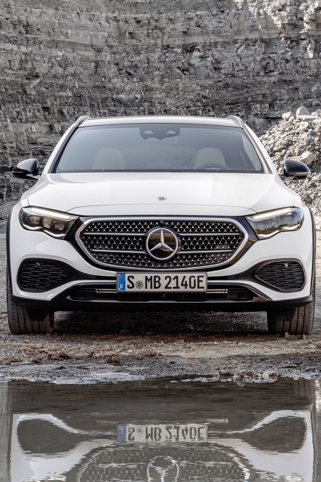 Белый автомобиль Mercedes-Benz E 450 4MATIC All-Terrain 2024 года