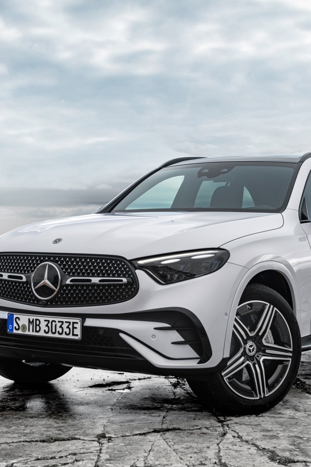 Белый внедорожник Mercedes-Benz GLC 300 E 4MATIC AMG Line