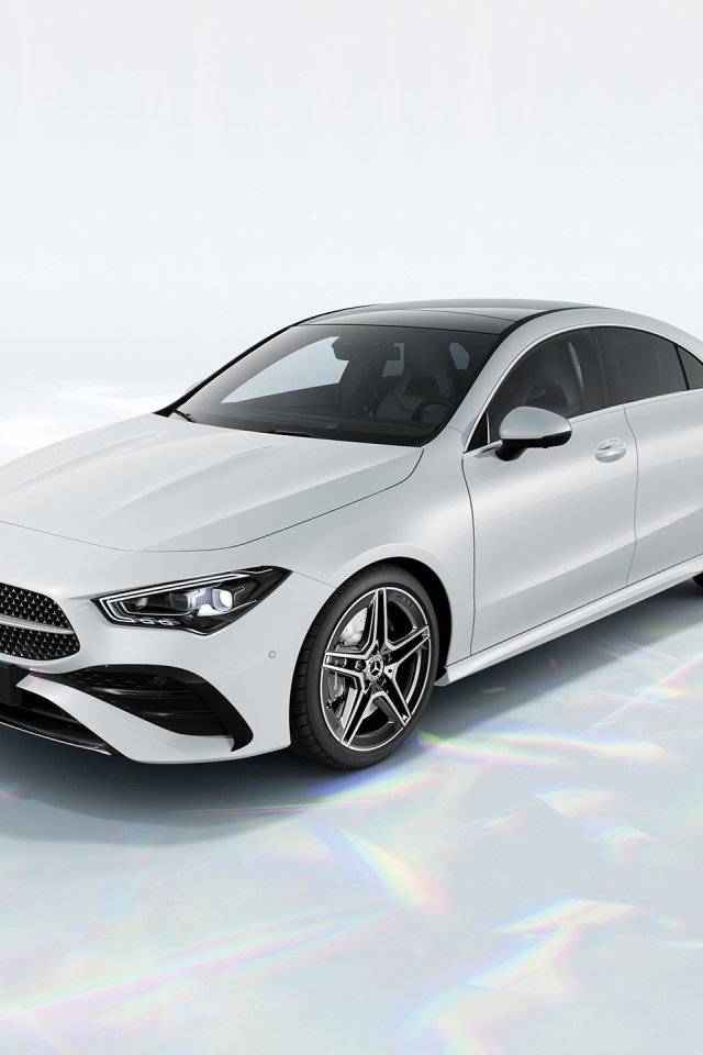 Белый автомобиль Mercedes-Benz CLA 260 4MATIC AMG Line