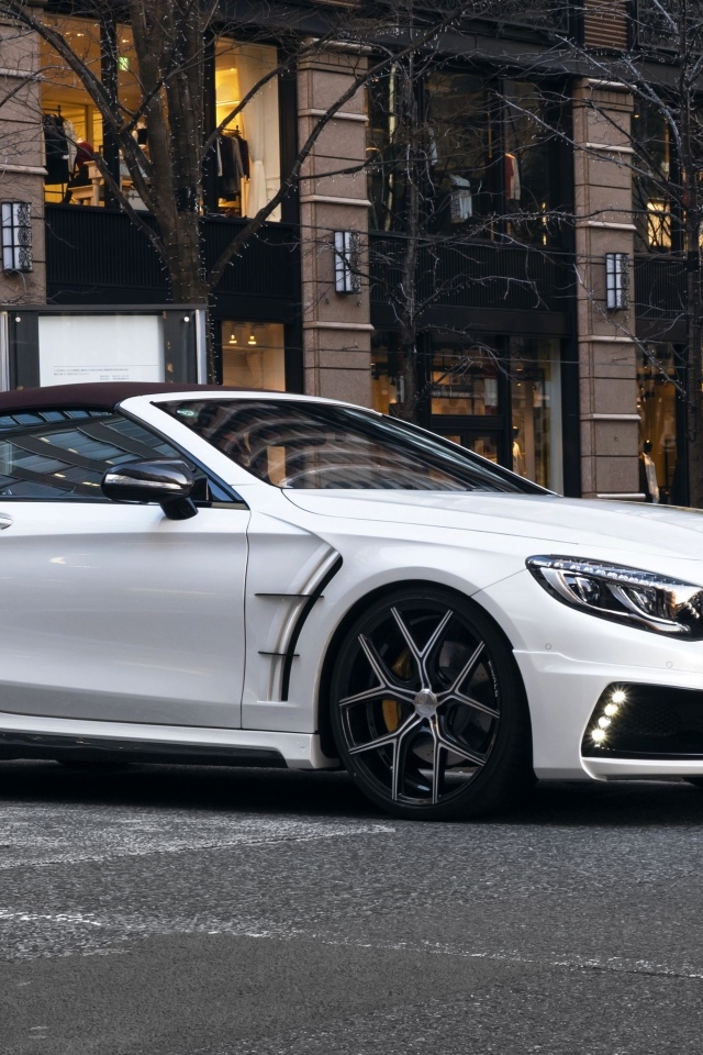 Белый автомобиль Mercedes-Benz S-Klasse Cabriolet Black Bison