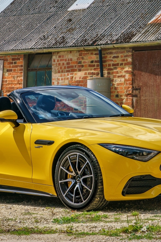 Желтый кабриолет Mercedes-AMG SL 43 2023  года