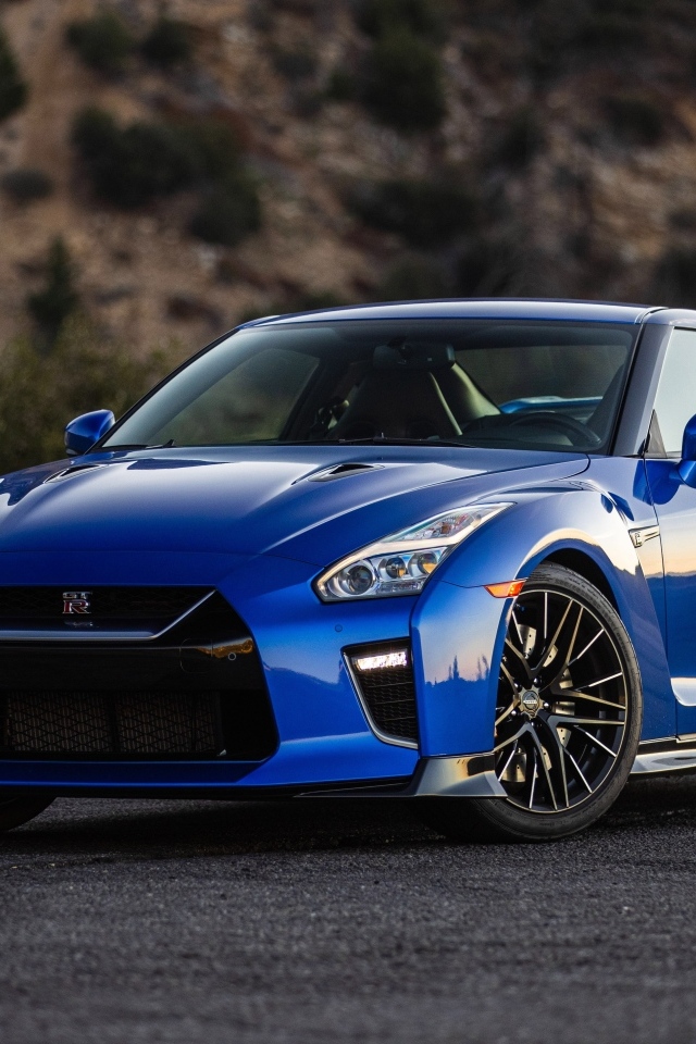 Синий автомобиль Nissan GT-R Premium