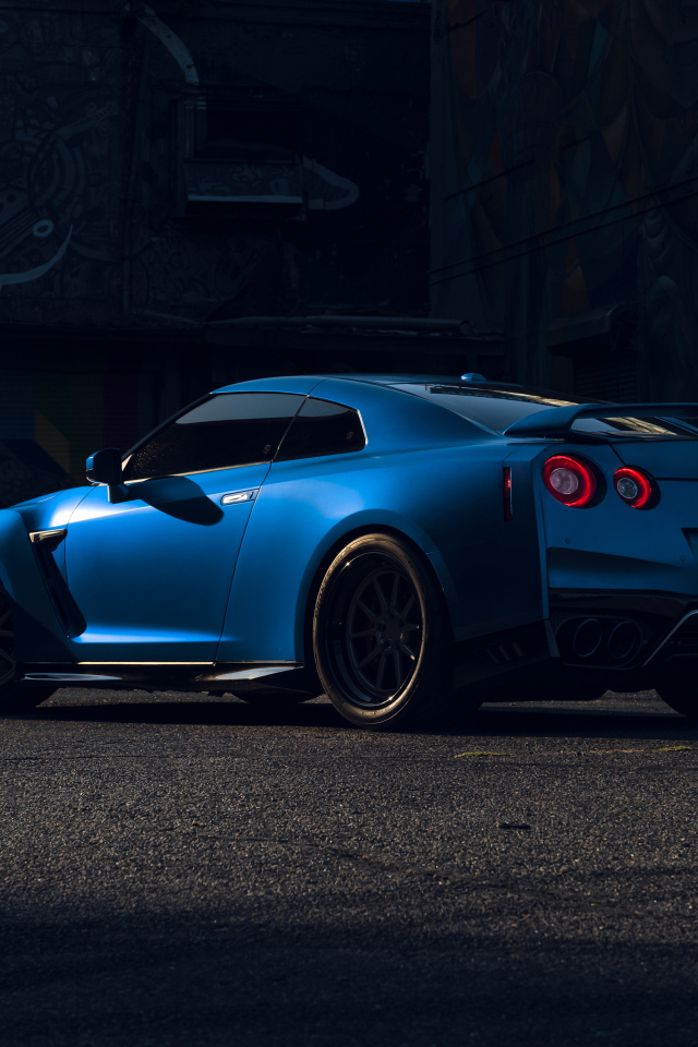 Автомобиль Nissan GT-R вид сзади