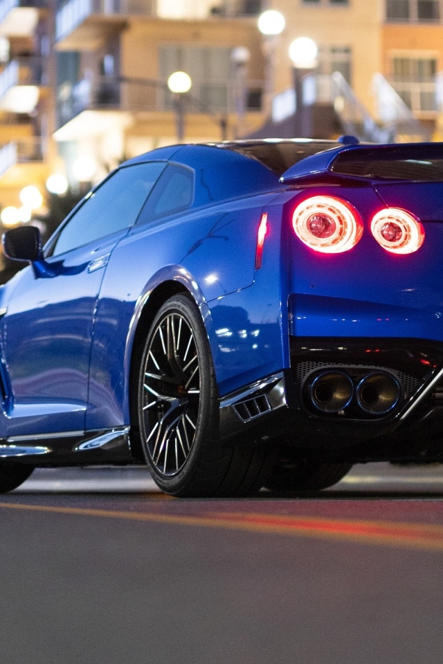 Вид сзади на автомобиль Nissan GT-R Premium