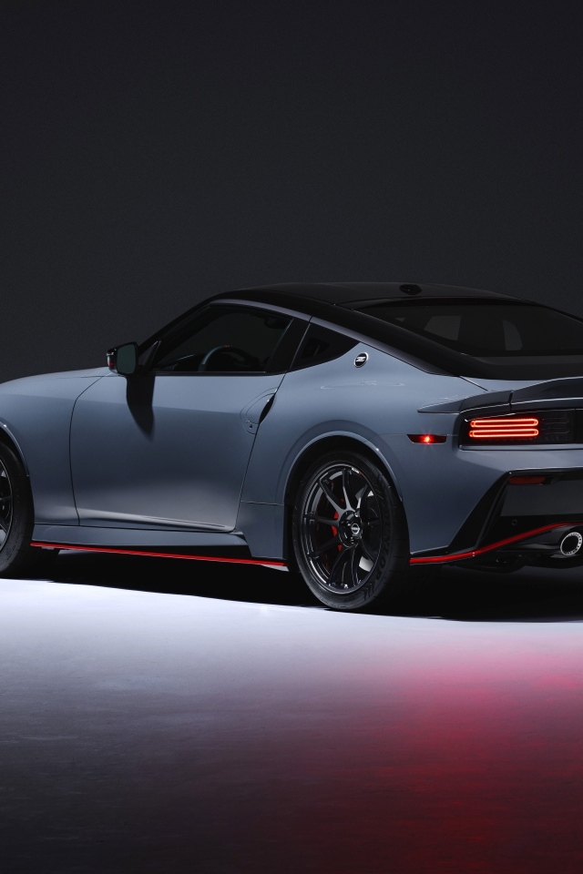 Вид сзади на автомобиль Nissan Z Nismo 2024 года