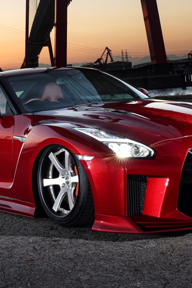 Красный быстрый автомобиль Nissan GTR 35R