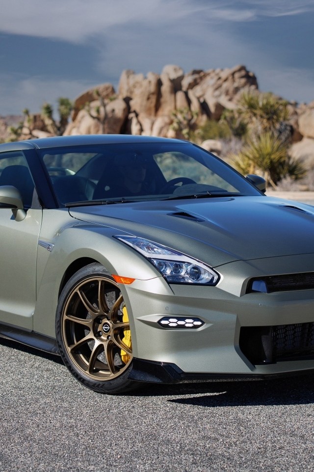 Серебристый автомобиль Nissan GT-R T-Spec 2024 года