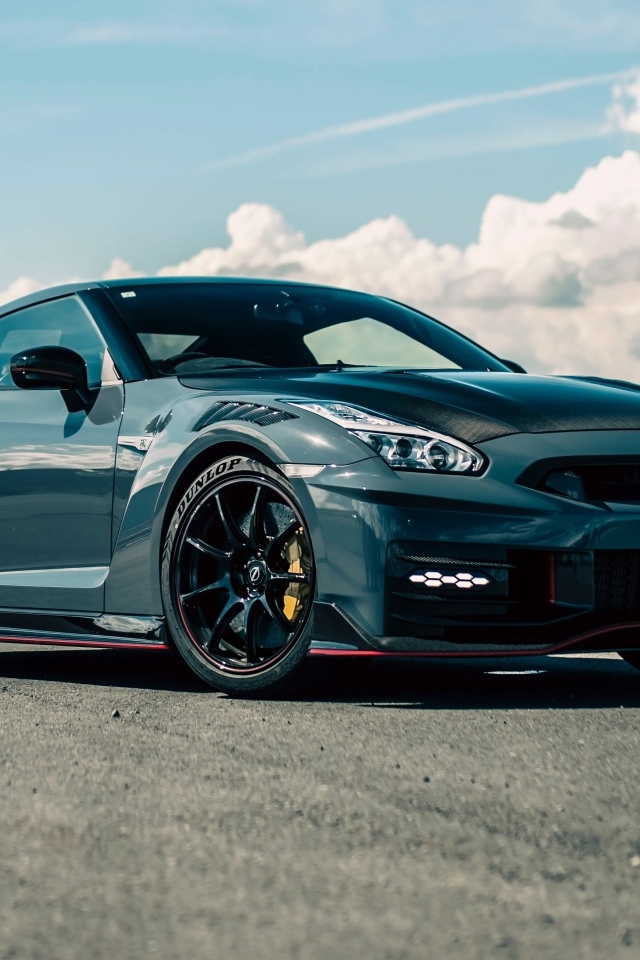Стильный автомобиль Nissan GT-R Nismo  вид спереди