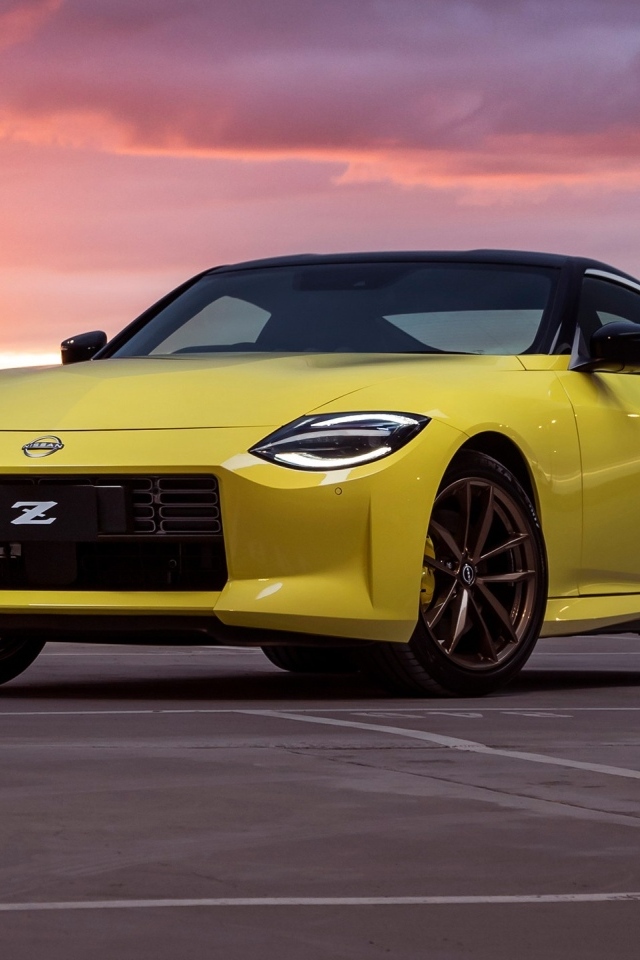 Желтый автомобиль Nissan Z на фоне неба