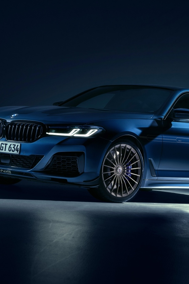 Синий автомобиль Alpina B5 GT 2023 года