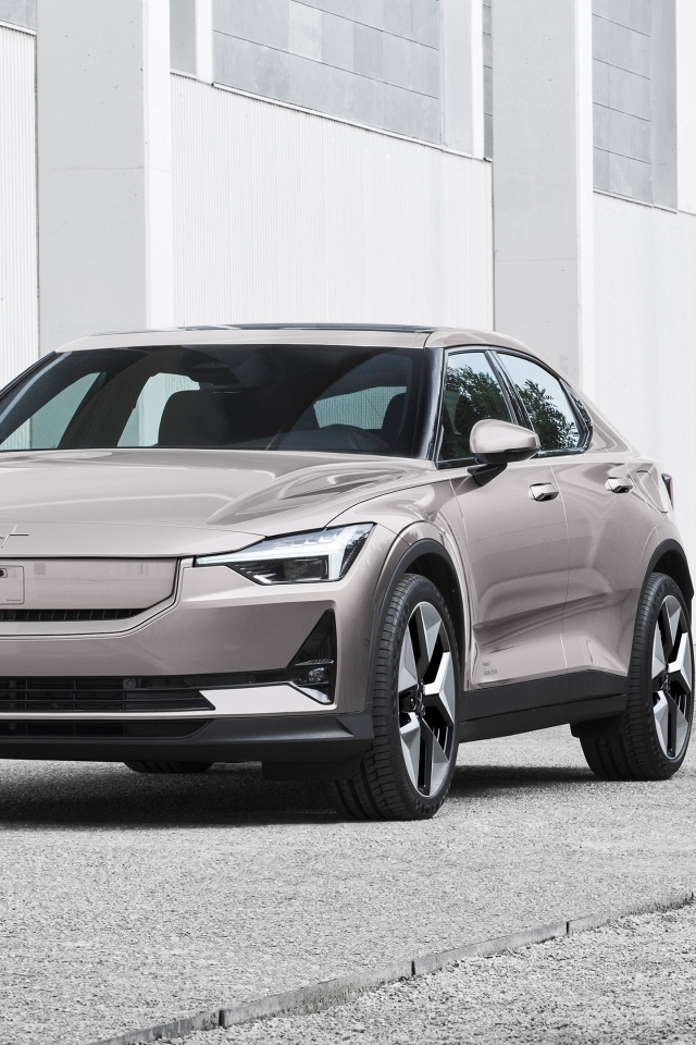 Автомобиль Polestar 2 2023 года у здания