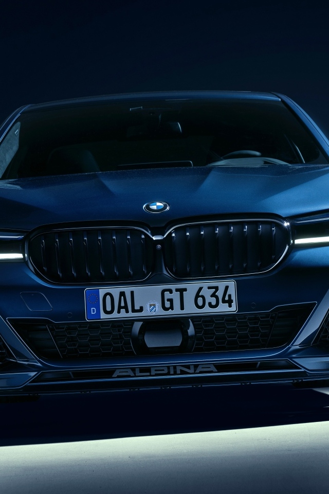 Синий автомобиль Alpina B5 GT 2023 вид спереди
