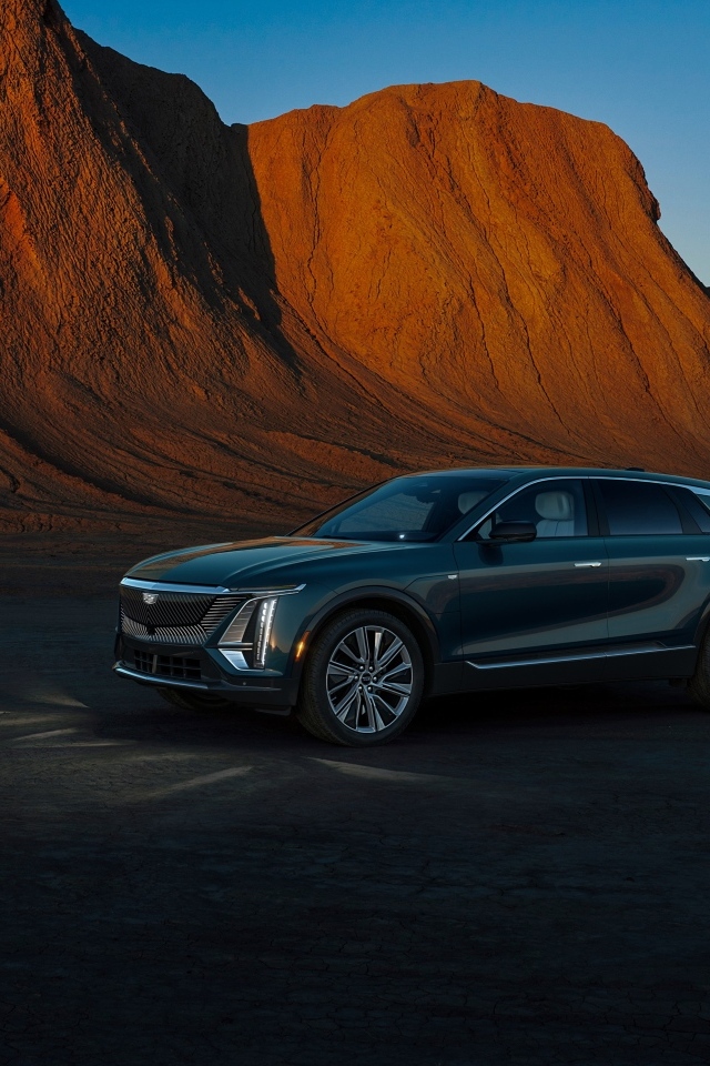Автомобиль Cadillac Lyriq Tech 2023  в горах