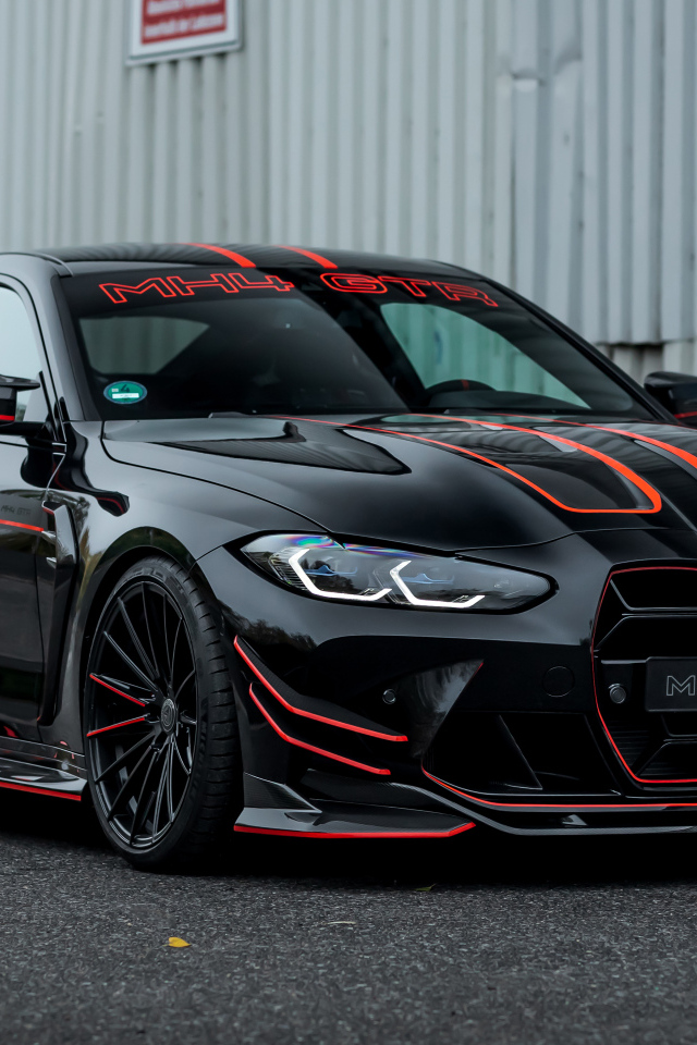 Автомобиль Manhart MH4 GTR II 2022 стоит у гаража