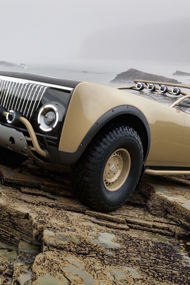 Автомобиль Maybach With Virgil Abloh стоит на камнях