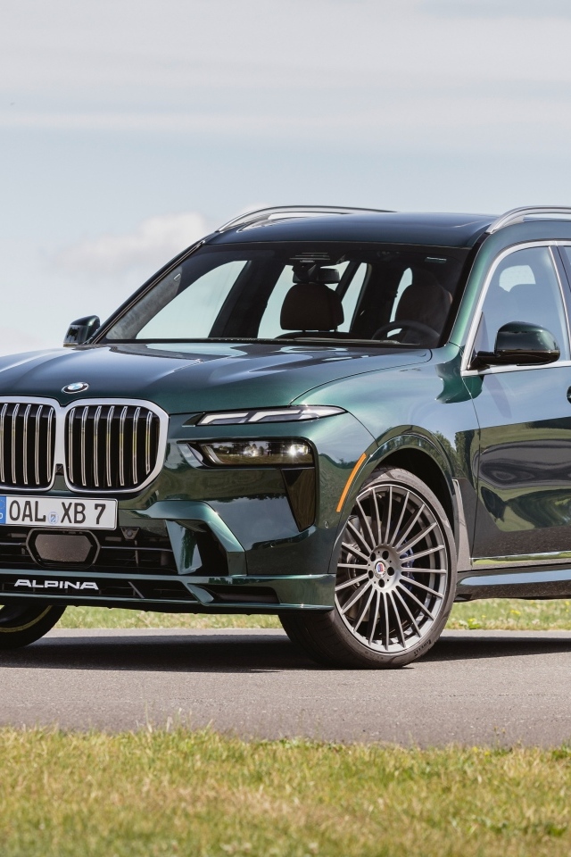 Новый автомобиль Alpina XB7 2023 года
