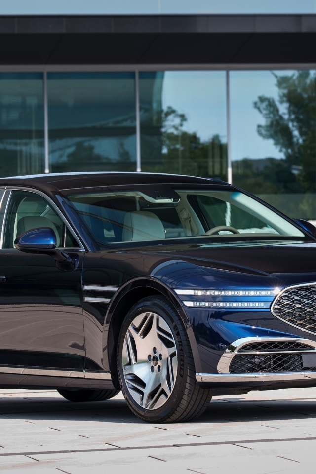 Стильный дорогой автомобиль Genesis G90 Long Wheelbase 2023 года у дома