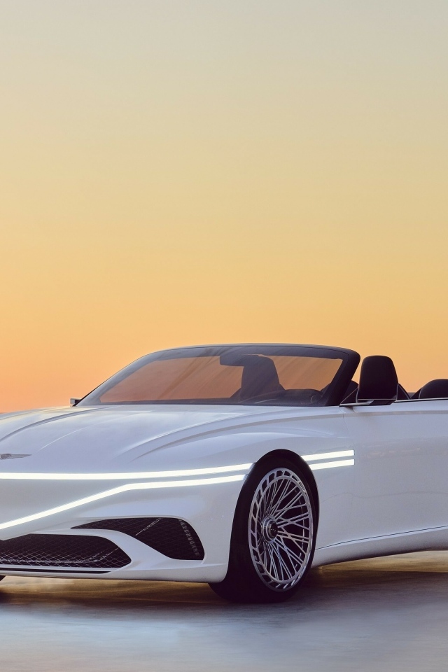 Белый автомобиль Genesis X  2023 года у моря