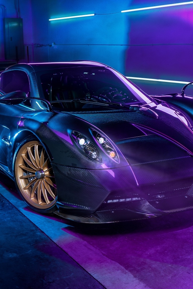 Черный автомобиль Pagani Huayra Roadster