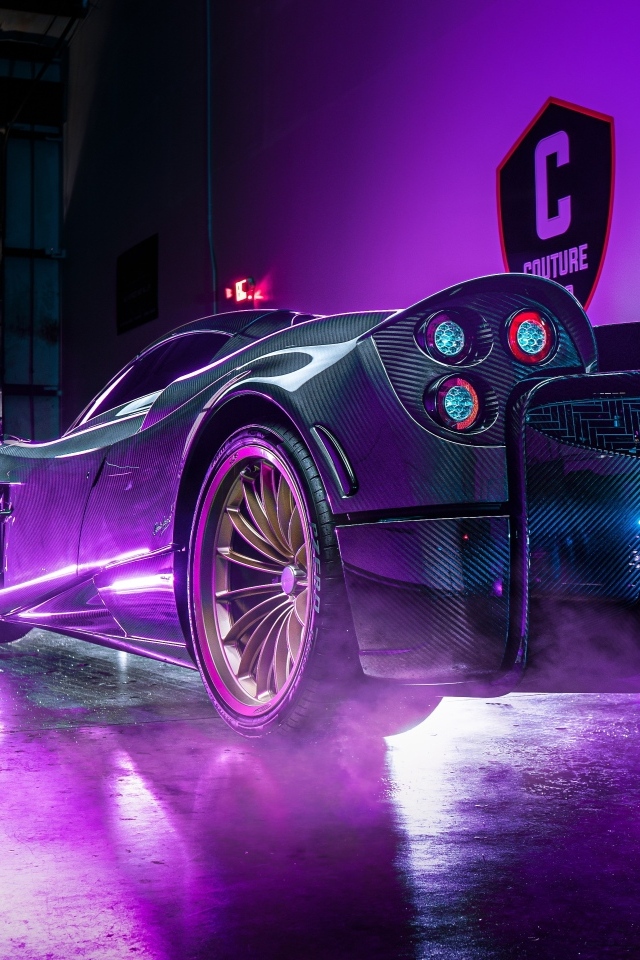 Автомобиль Pagani Huayra Roadster  в неоновом свете