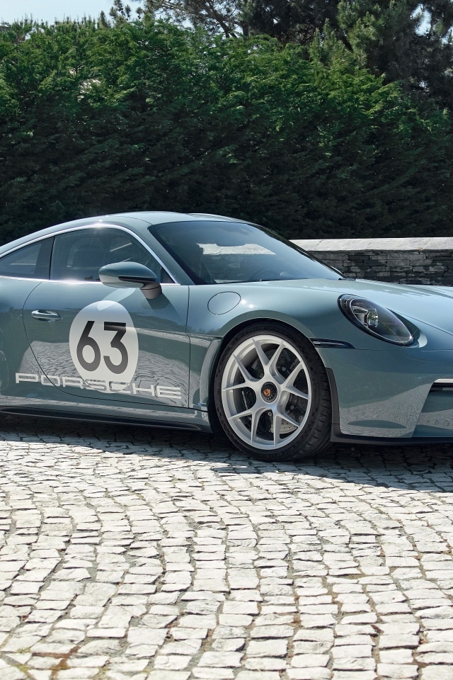 Гоночный автомобиль Porsche 911 ST Heritage Design Package 2023  года