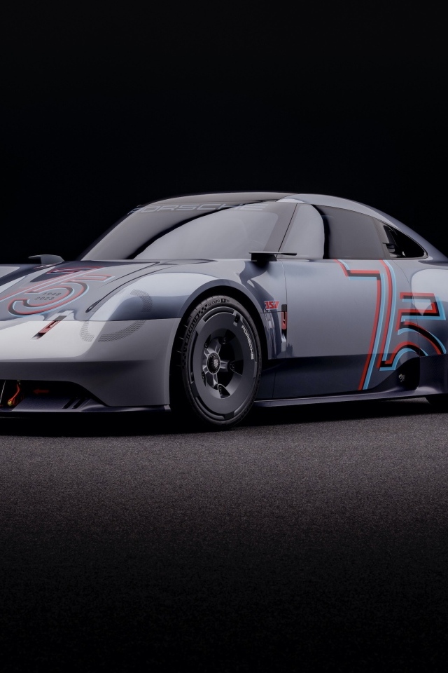 Автомобиль Porsche Vision 357 2023 года на черном фоне