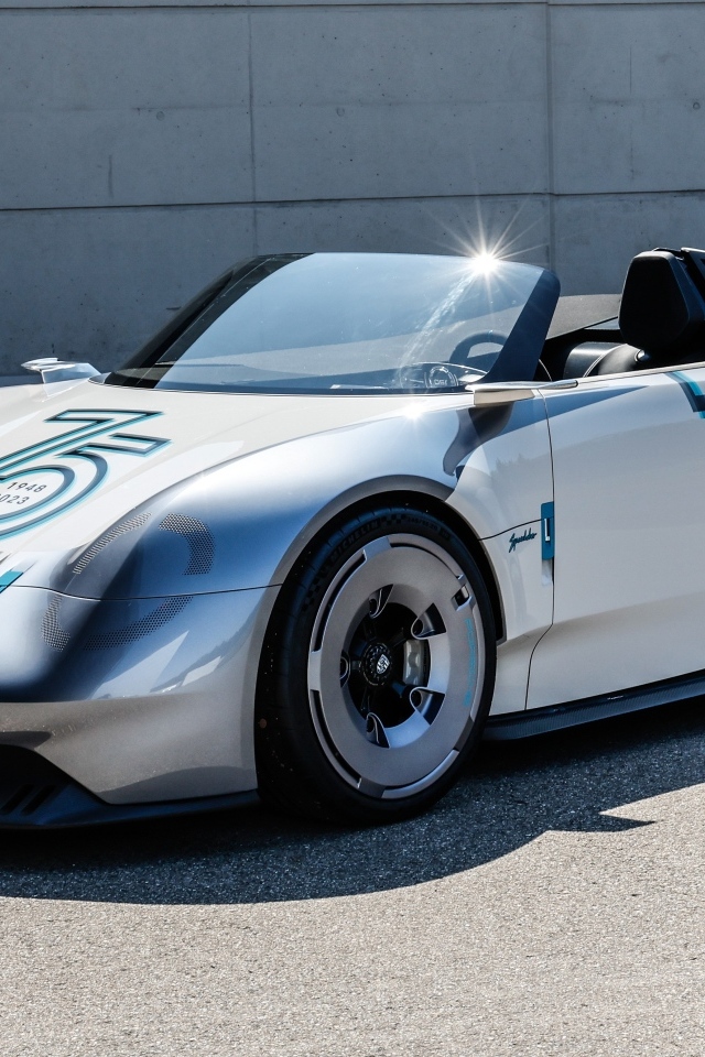 Красивый спортивный автомобиль Porsche Vision 357 Speedster