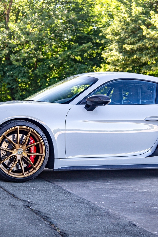 Автомобиль Porsche 718 Cayman GT4 вид сбоку