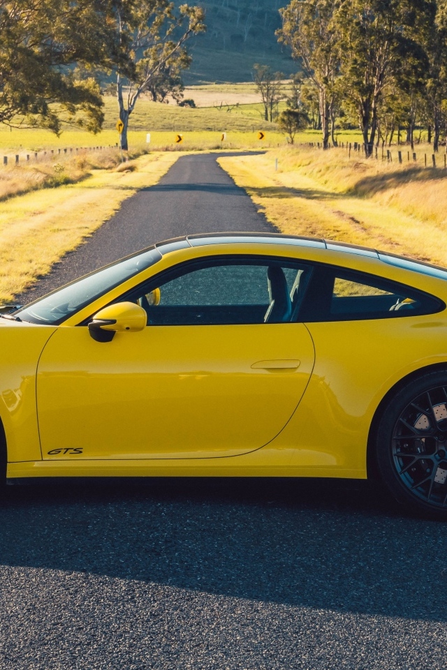 Автомобиль Porsche 911 Carrera GTS вид сбоку