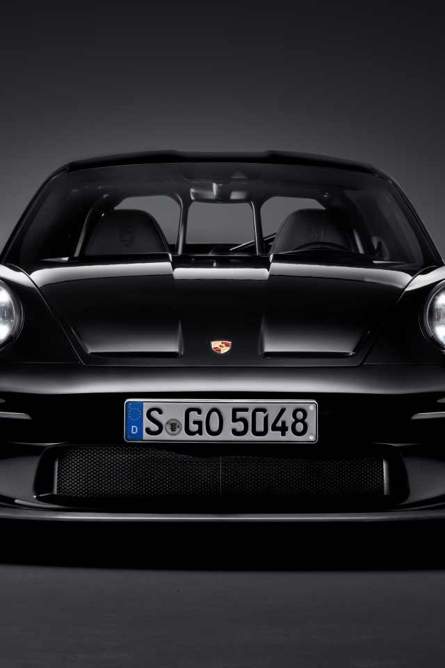 Вид спереди на автомобиль Porsche 911 ST 2023  года
