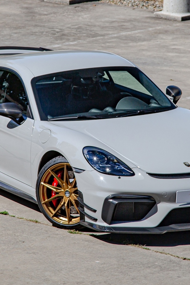 Серый автомобиль Porsche 718 Cayman GT4