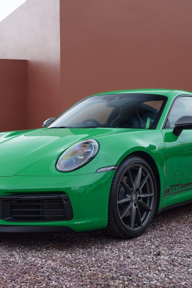 Зеленый автомобиль  Porsche 911 Carrera T 2023 года
