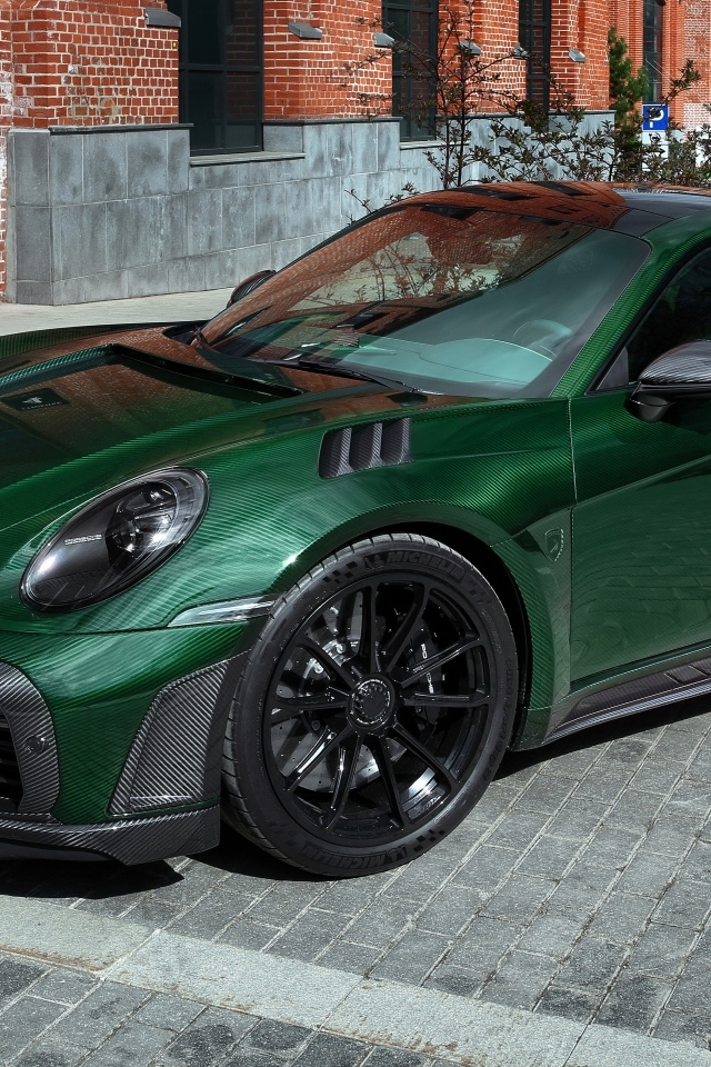 Зеленый автомобиль Porsche 911 Turbo S Stinger GTR