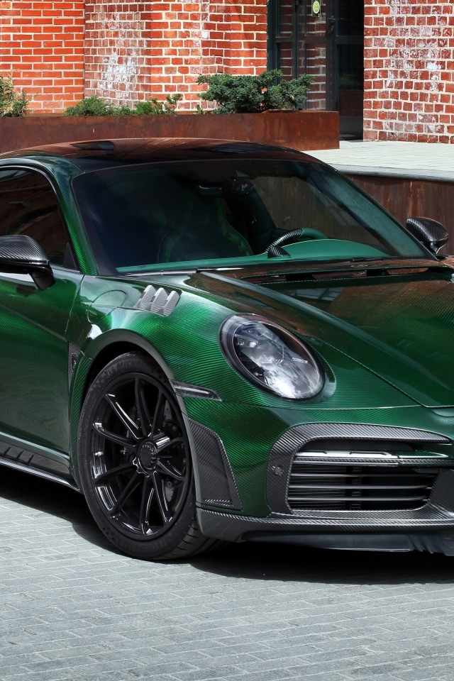 Зеленый автомобиль Porsche 911 Turbo S Stinger GTR Carbon