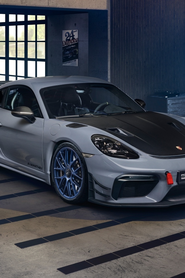 Автомобиль Porsche 718 Cayman GT4 RS Manthey Kit в гараже
