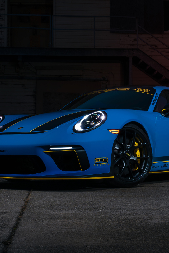 Автомобиль Porsche 911 GT3 RS в темной комнате
