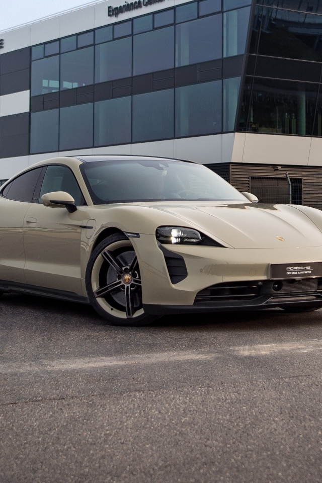 Автомобиль Porsche Taycan GTS у здания