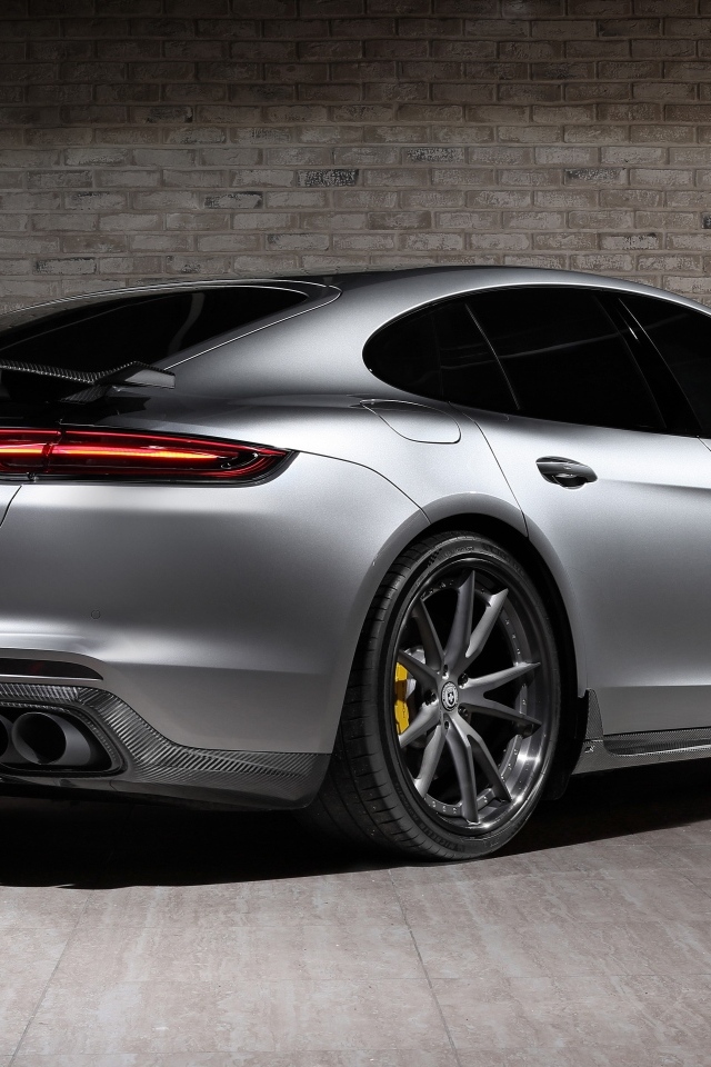 Вид сзади на автомобиль Porsche Panamera Turbo GT Edition 2023 года