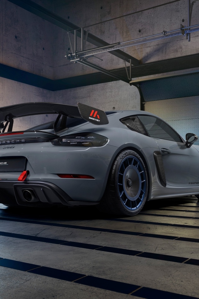 Вид сзади на автомобиль Porsche 718 Cayman GT4 RS Manthey Kit