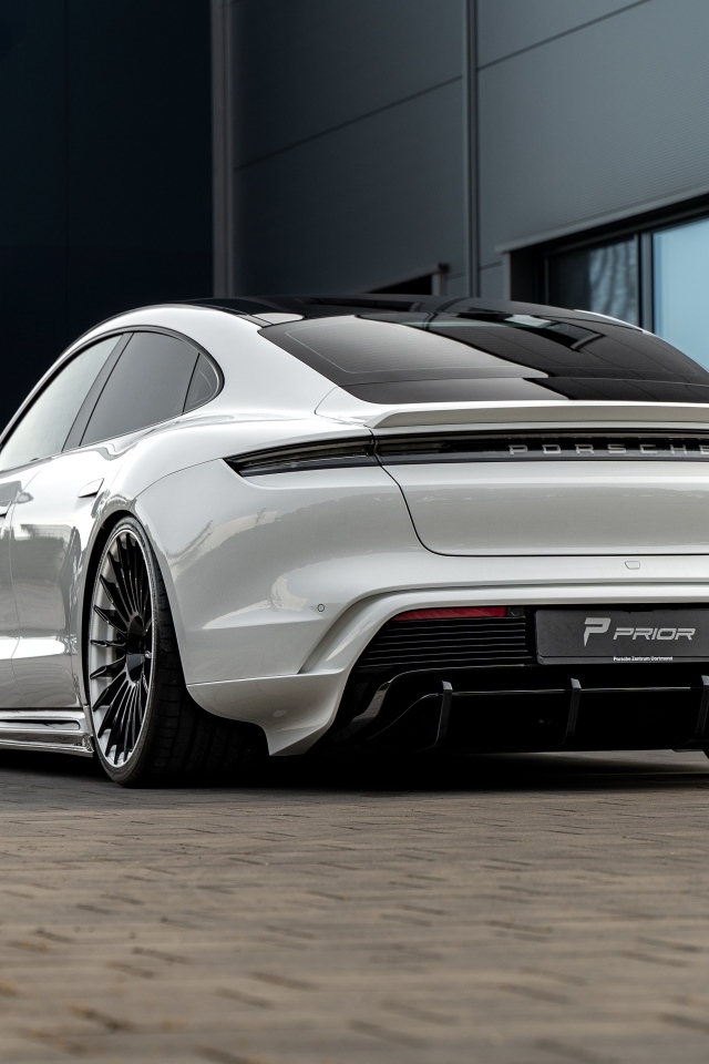 Вид сзади на автомобиль Porsche Taycan
