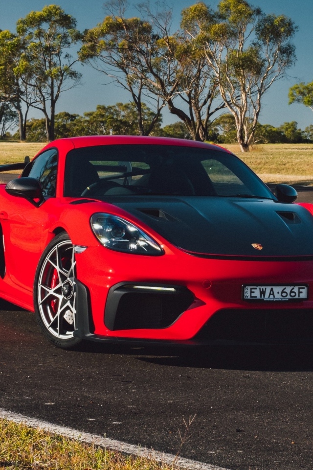 Красный Porsche 718 Cayman GT4 RS Weissach Package 2023 года