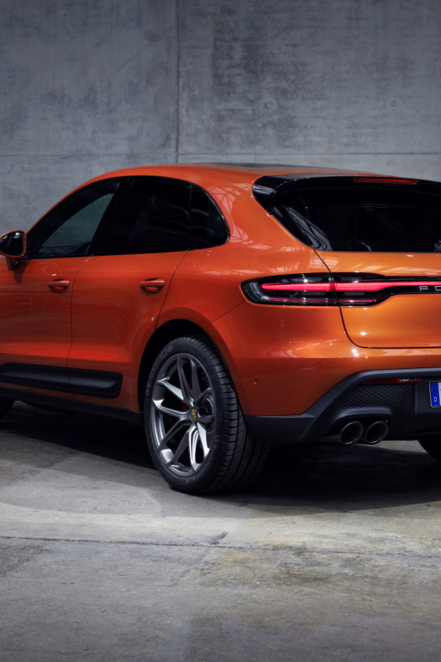 Красный Porsche Macan S 2021 вид сзади