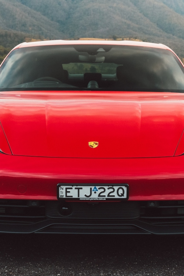 Красный автомобиль Porsche Taycan GTS вид спереди