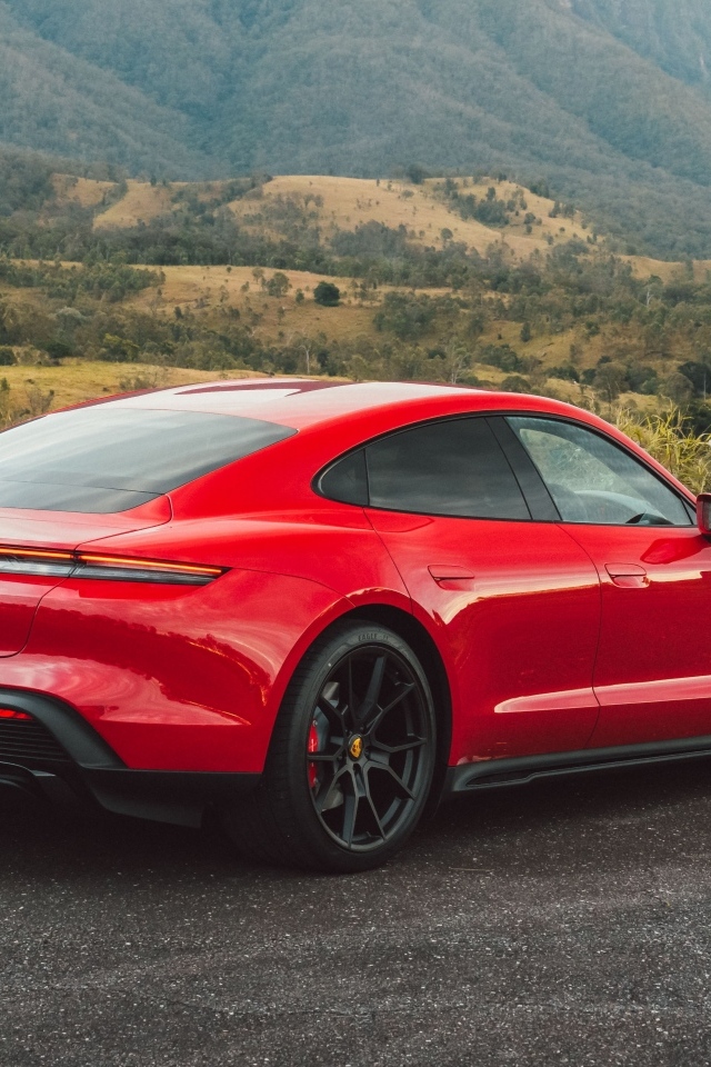 Красный автомобиль Porsche Taycan GTS вид сзади