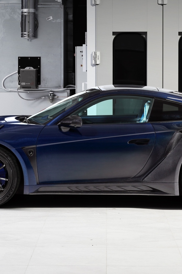 Вид сбоку на автомобиль Porsche 911 Turbo S Stinger GTR