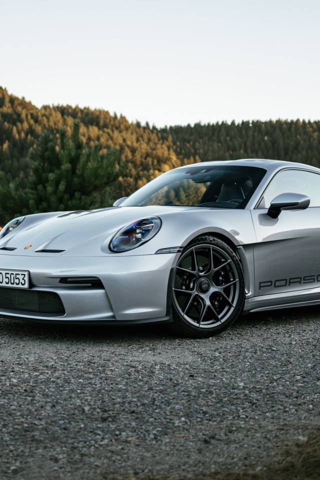 Серебристый автомобиль Porsche 911 ST 2023 года у воды