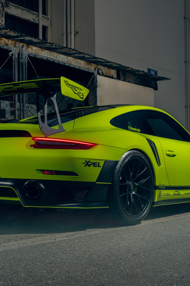 Спорткар Porsche 911 GT2 RS вид сзади