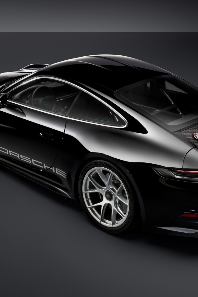 Вид сверху на черный автомобиль Porsche 911 ST 2023 года