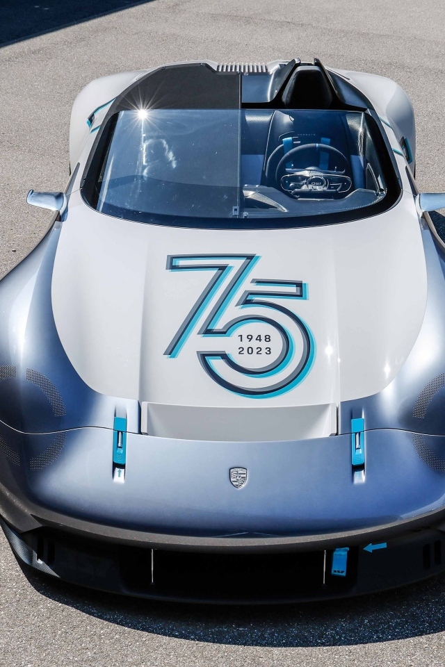 Вид сверху на гоночный автомобиль Porsche Vision 357 Speedster