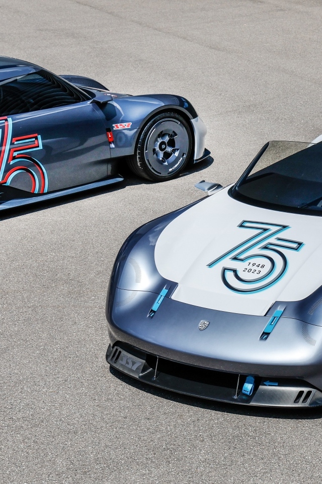 Два гоночных автомобиля Porsche Vision 357 Speedster